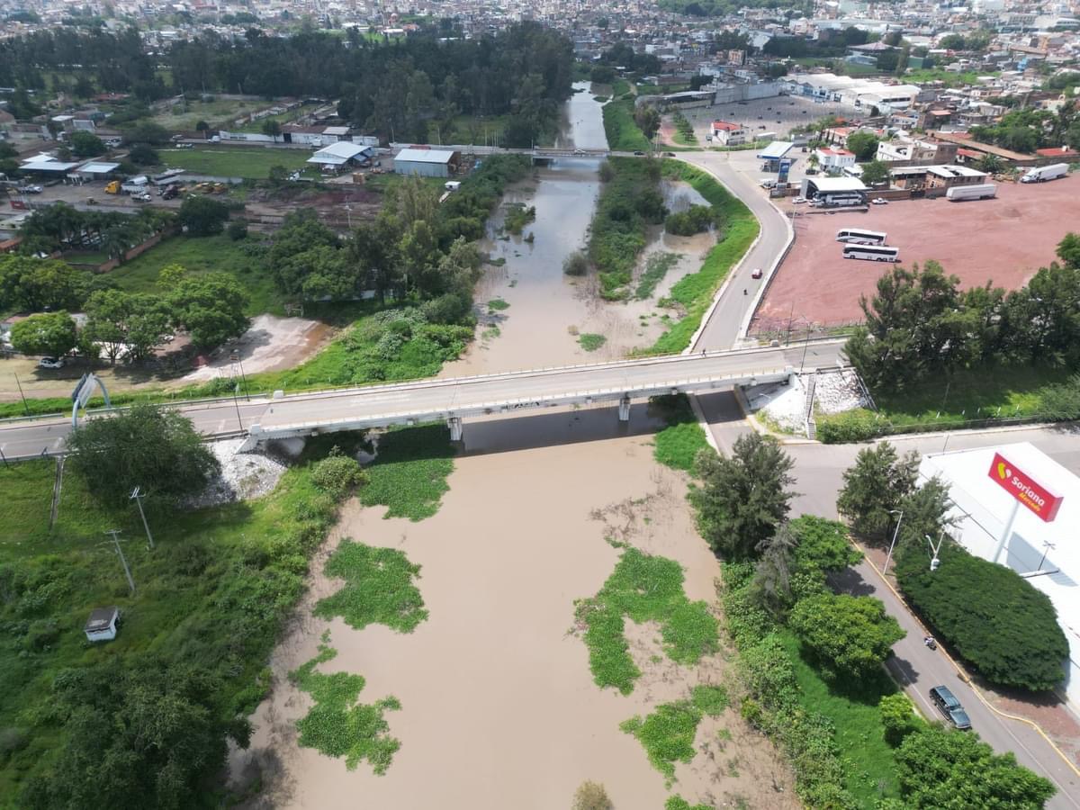 TRABAJAN EN LA REMOCIÓN DEL LIRIO EN UN TRAMO DEL RÍO LERMA