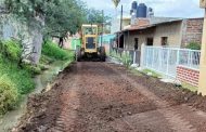 Mejoran y nivelan varias calles de la comunidad La Estancia de Amezcua