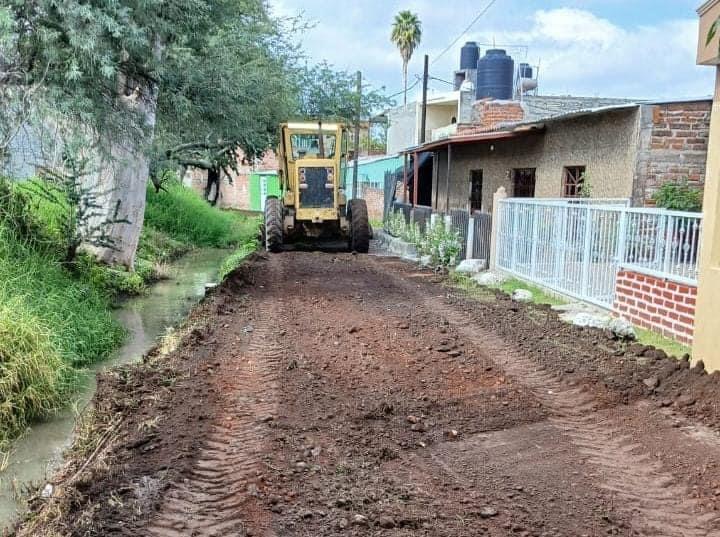 Mejoran y nivelan varias calles de la comunidad La Estancia de Amezcua