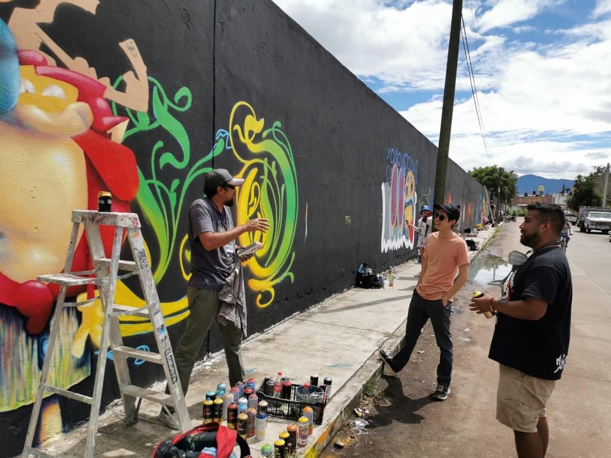 Jóvenes artistas plasman su sentir en muros del Panteón Municipal