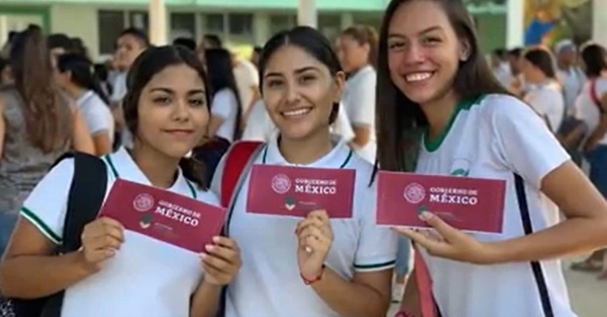 Anuncia SEP nueva beca universal para jóvenes de secundaria, será de mil 900 pesos