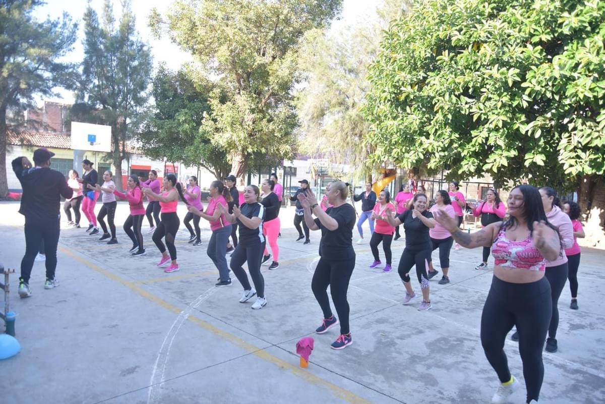 Entusiasmó a más de 60 mujeres la superclase de Zumba