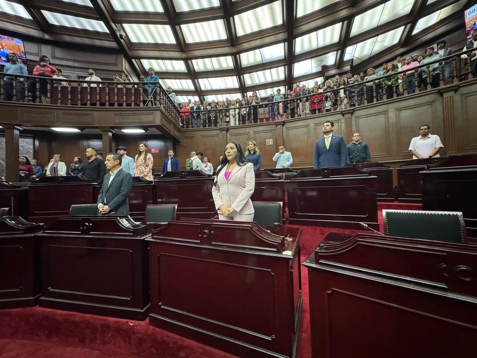 ADRIANA CAMPOS HUIRACHE RINDE HOMENAJE AL ALCALDE ALEJANDRO ARCOS Y A LA MAESTRA IFIGENIA MARTÍNEZ