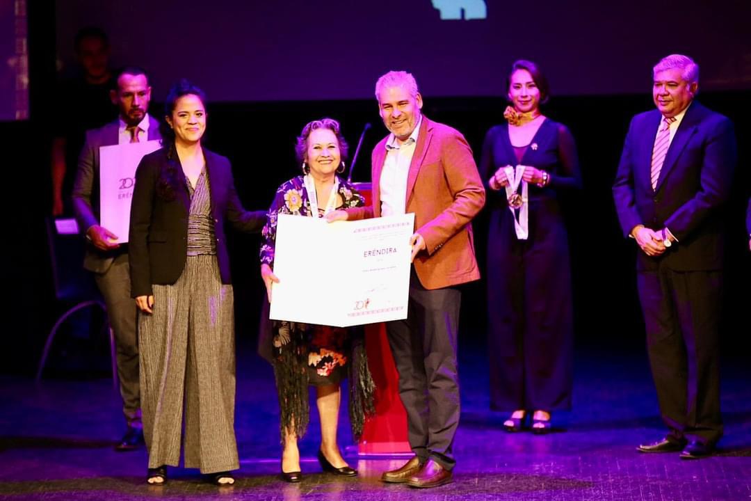 Reconoce Michoacán sus raíces y tradiciones; entrega Bedolla Premio Estatal de las Artes Eréndira