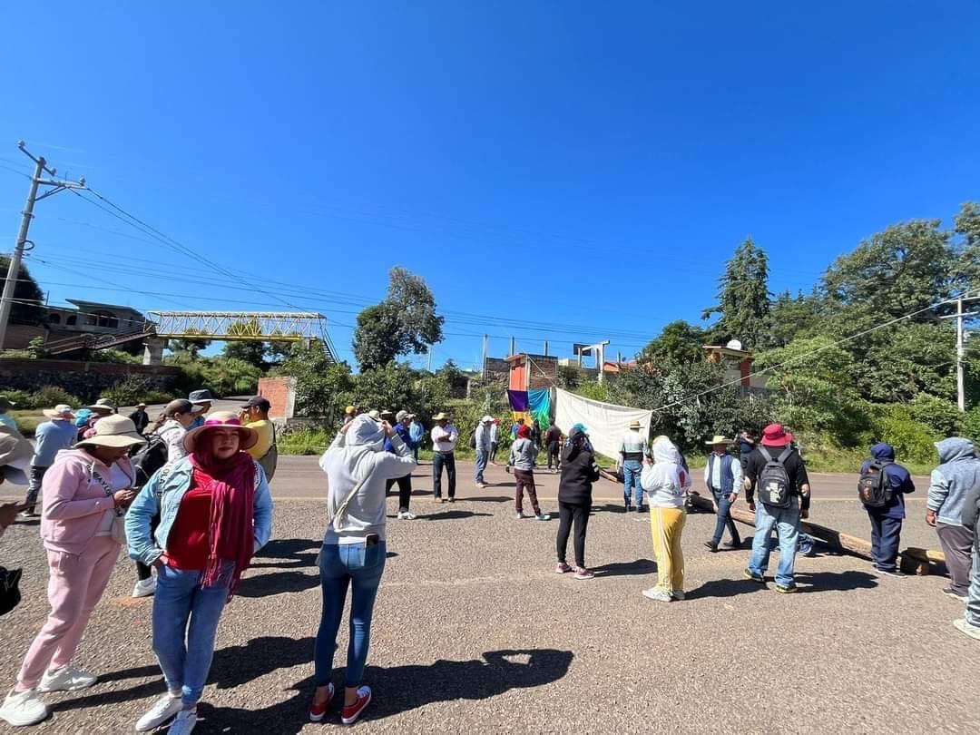 Con bloqueos en distintas carreteras y marchas se movilizó el Consejo Supremo Indígena de Michoacán