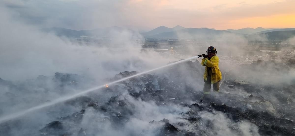 Controlan incendio en el relleno sanitario en un 80%