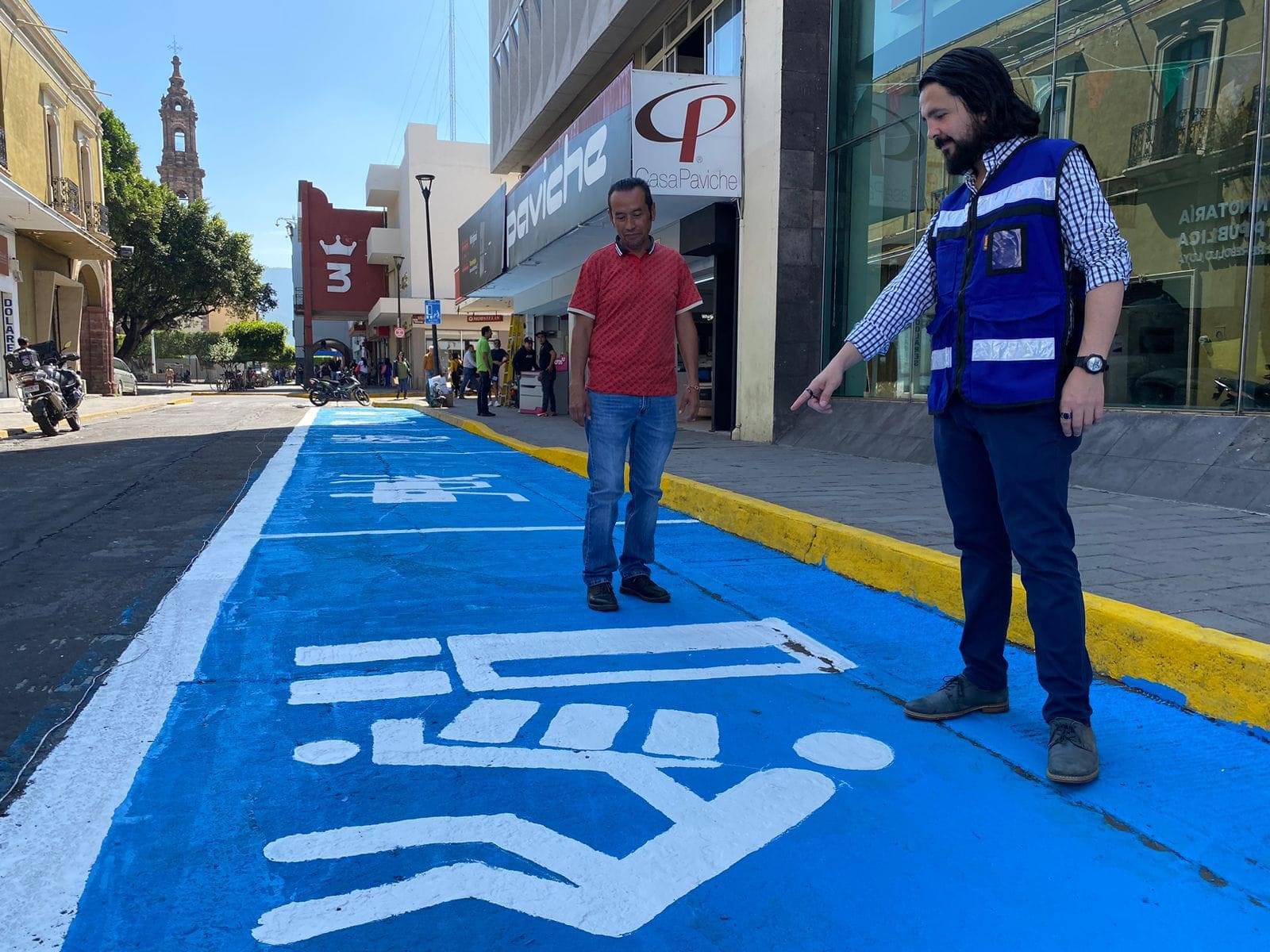 Inician ordenamiento vial en zona centro; balizan cajones para delimitar uso de cajones