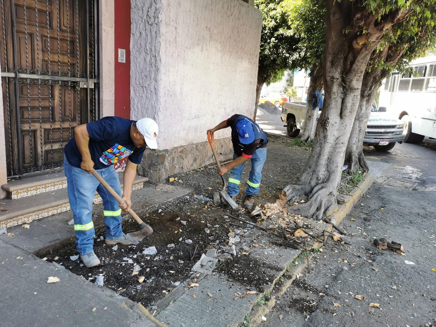 Construyen banqueta en las inmediaciones de la Glorieta del Pregonero