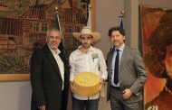 Bedolla, productores de queso Cotija y Parmigiano Reggiano forjan alianza en Italia