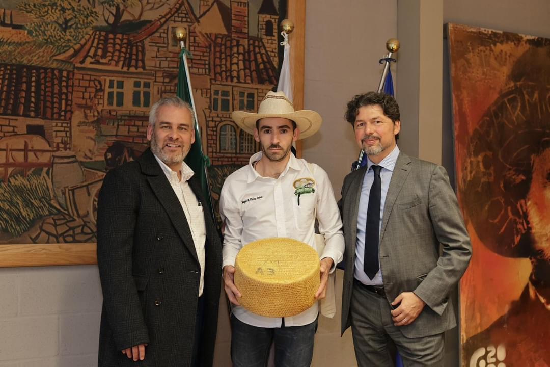 Bedolla, productores de queso Cotija y Parmigiano Reggiano forjan alianza en Italia