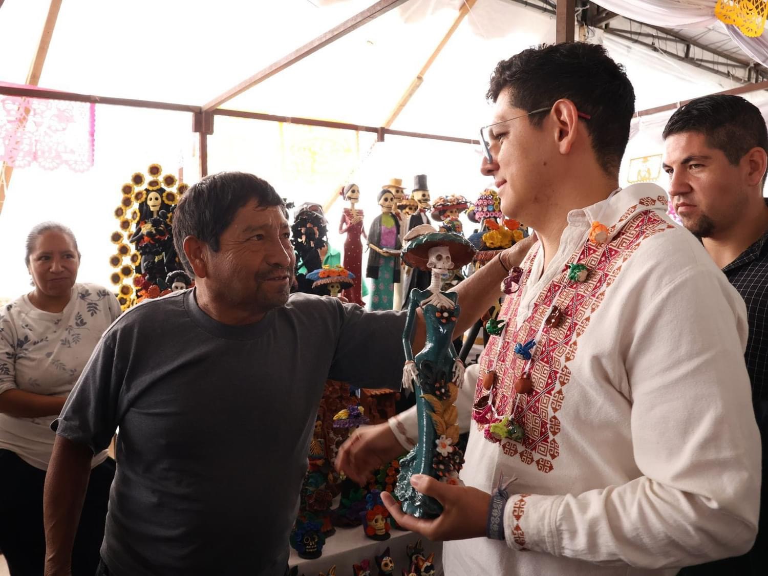 Arranca en Pátzcuaro el Tianguis Artesanal de Noche de Muertos