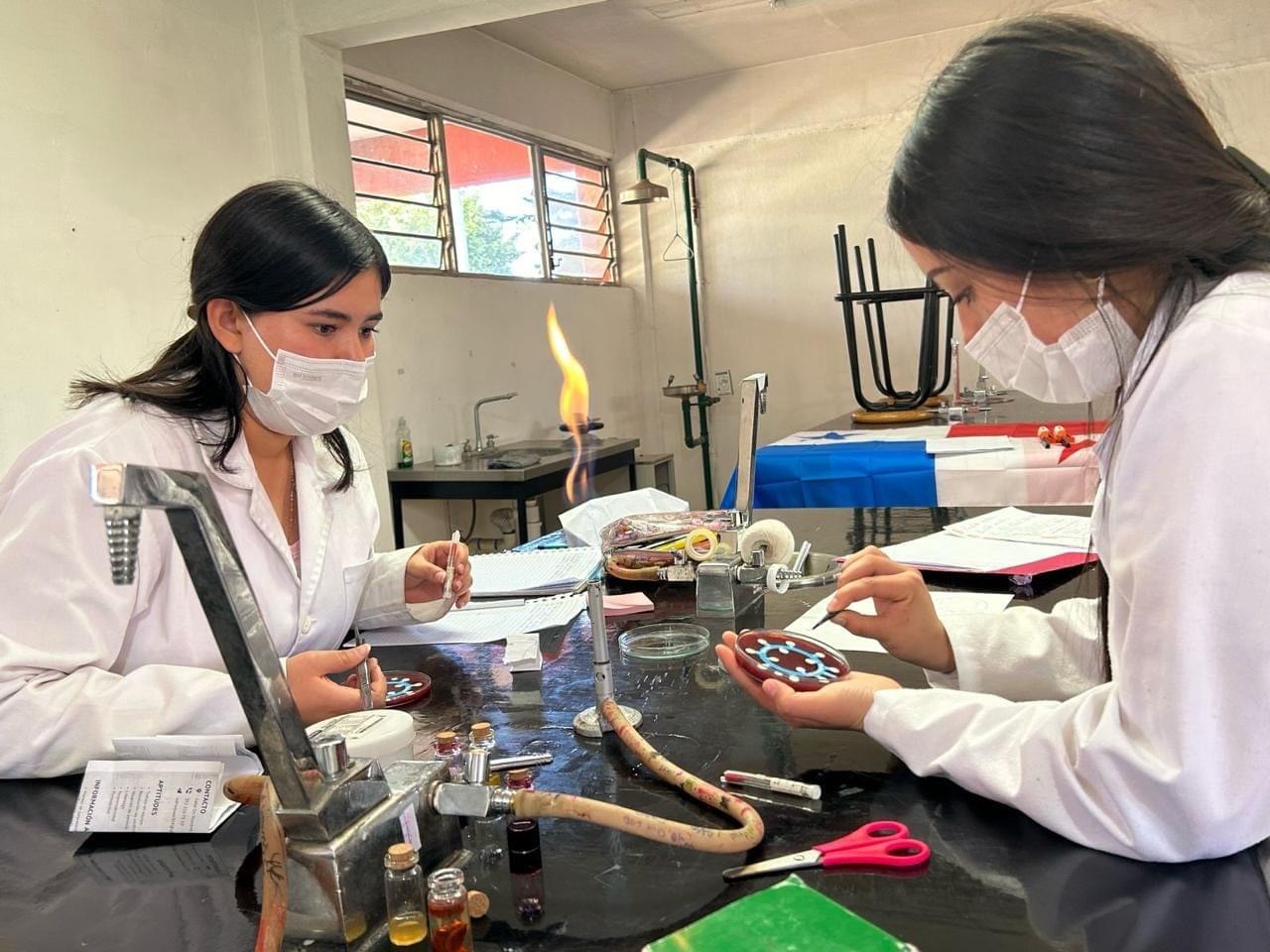 Alumnas del Cecytem compiten en concurso de ciencias en Argentina