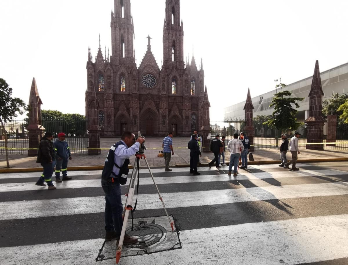 Inició construcción de paso peatonal a nivel de banqueta en avenida 5 de Mayo