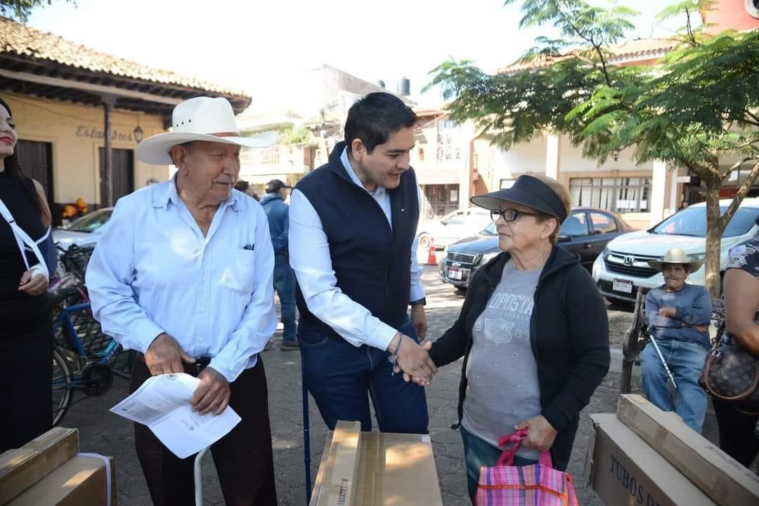 Gobierno de Tangancicuaro realizó entrega de calentadores solares.