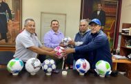 Entregan balones de fútbol a alumnos de la secundaria 