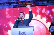 Carlos Soto realizó el encendido del árbol navideño