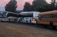 Un grupo de civiles ha atravesado autobuses para obstruir la carretera