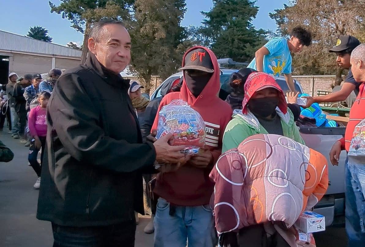 Productores agrícolas llevan regalos por Día de Reyes a familias de Huarachanillo