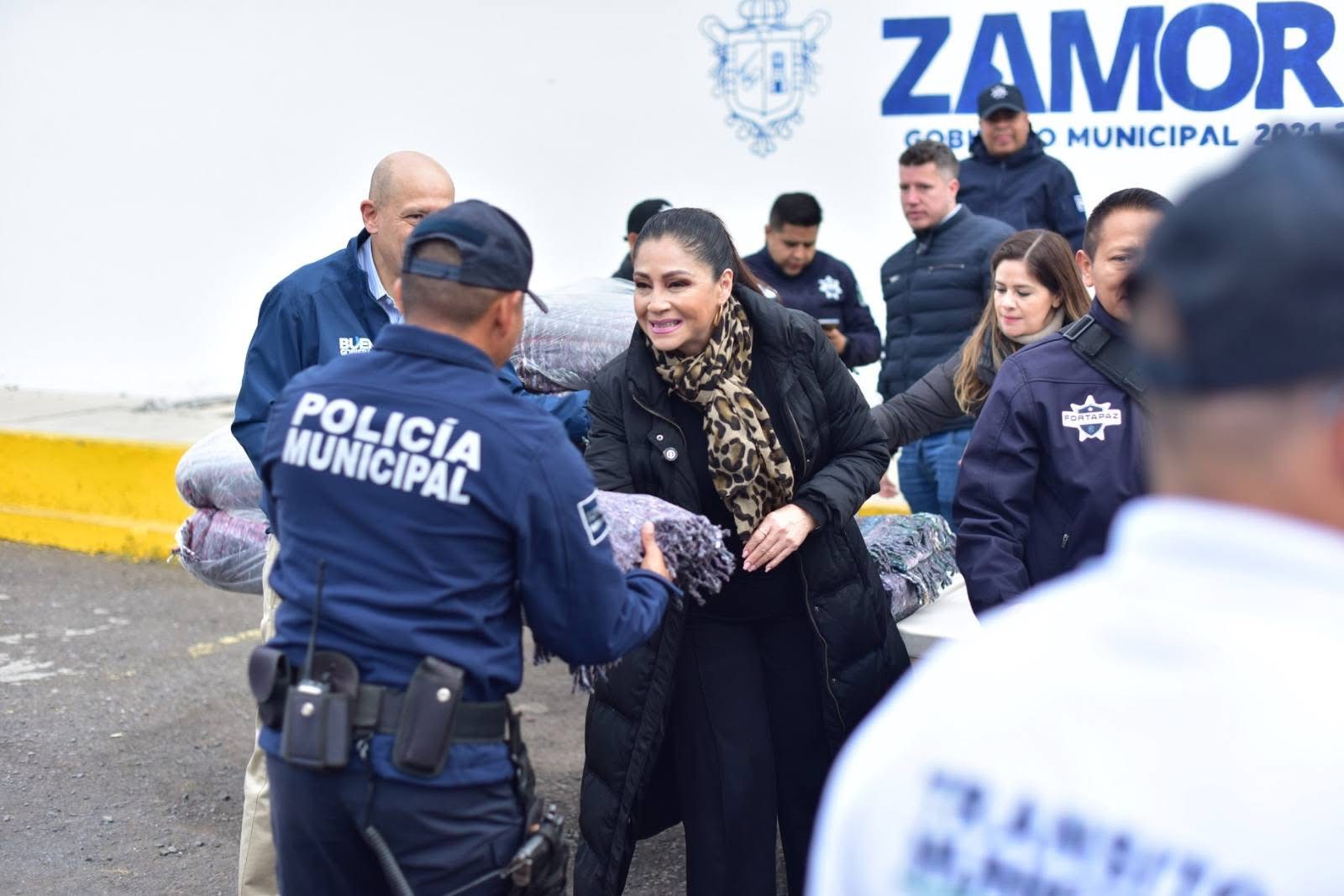 Entregaron cobijas a personal de Seguridad Pública y Aseo Público, refuerza la campaña “Zamora sin Frío”