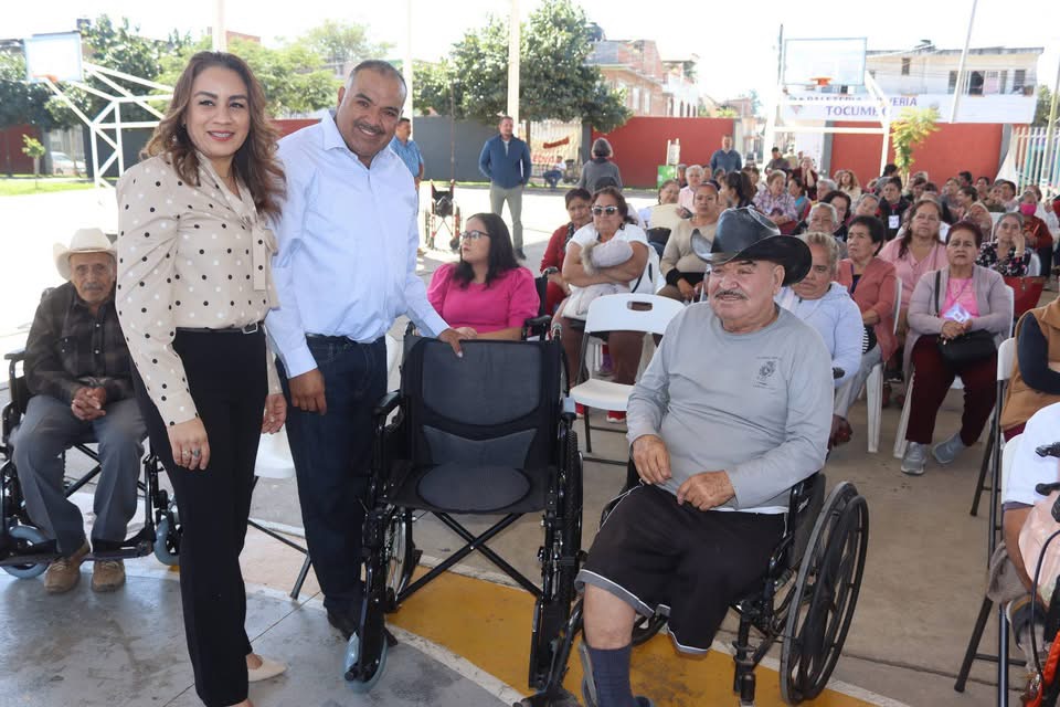 Isidoro Mosqueda entrega equipo de rehabilitación a personas vulnerables