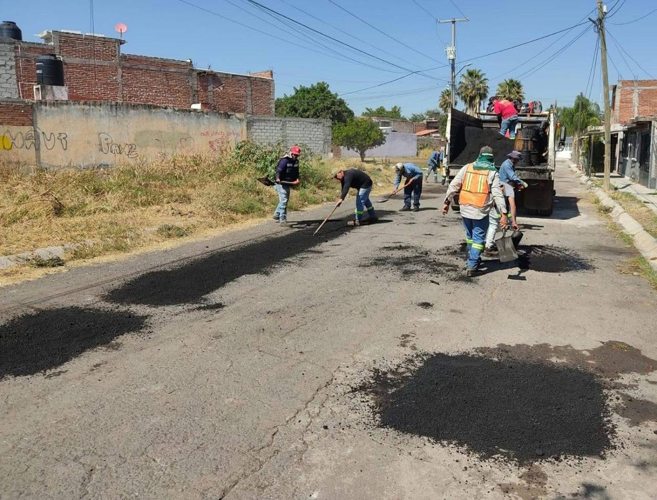 Brindan mantenimiento a vialidades en Valle Dorado