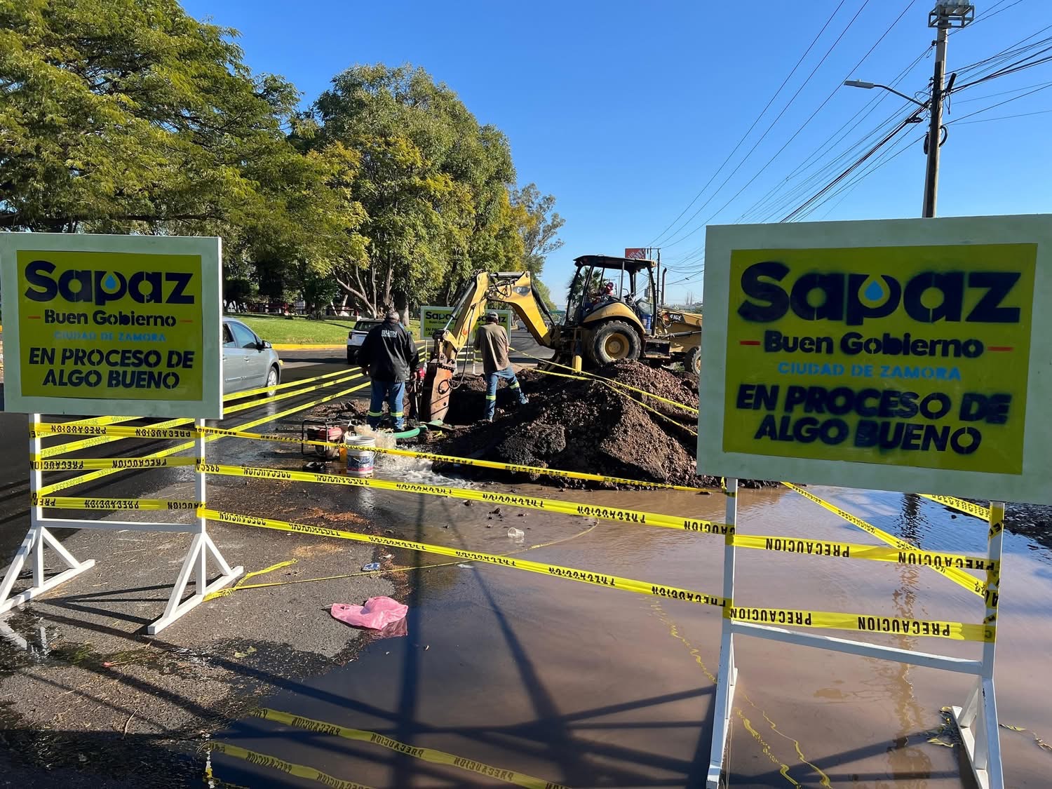 SAPAZ realiza reparaciones en fuga de agua en la Calzada Zamora-Jacona