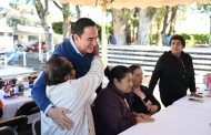 Carlos Soto recibe a adultos mayores del DIF de Charo en Zamora