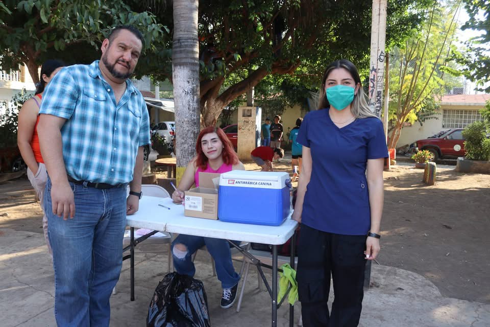 Exitosa jornada de vacunación antirrábica en la Col. Los Manguitos