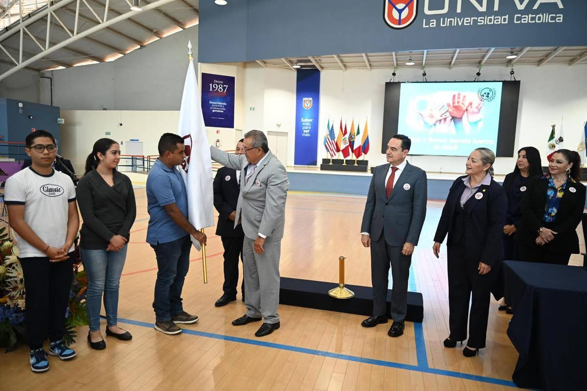 Entrega de la Bandera de la Paz a la UNIVA campus Zamora-Jacona