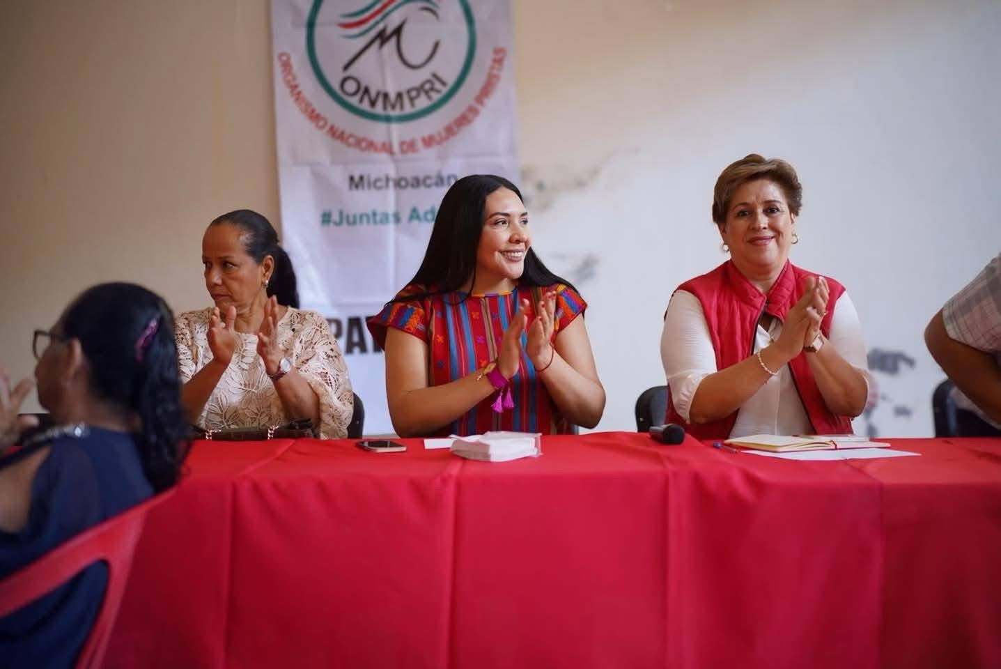 Adriana Campos Huirache se reunió con mujeres del ONMPRI en Apatzingán