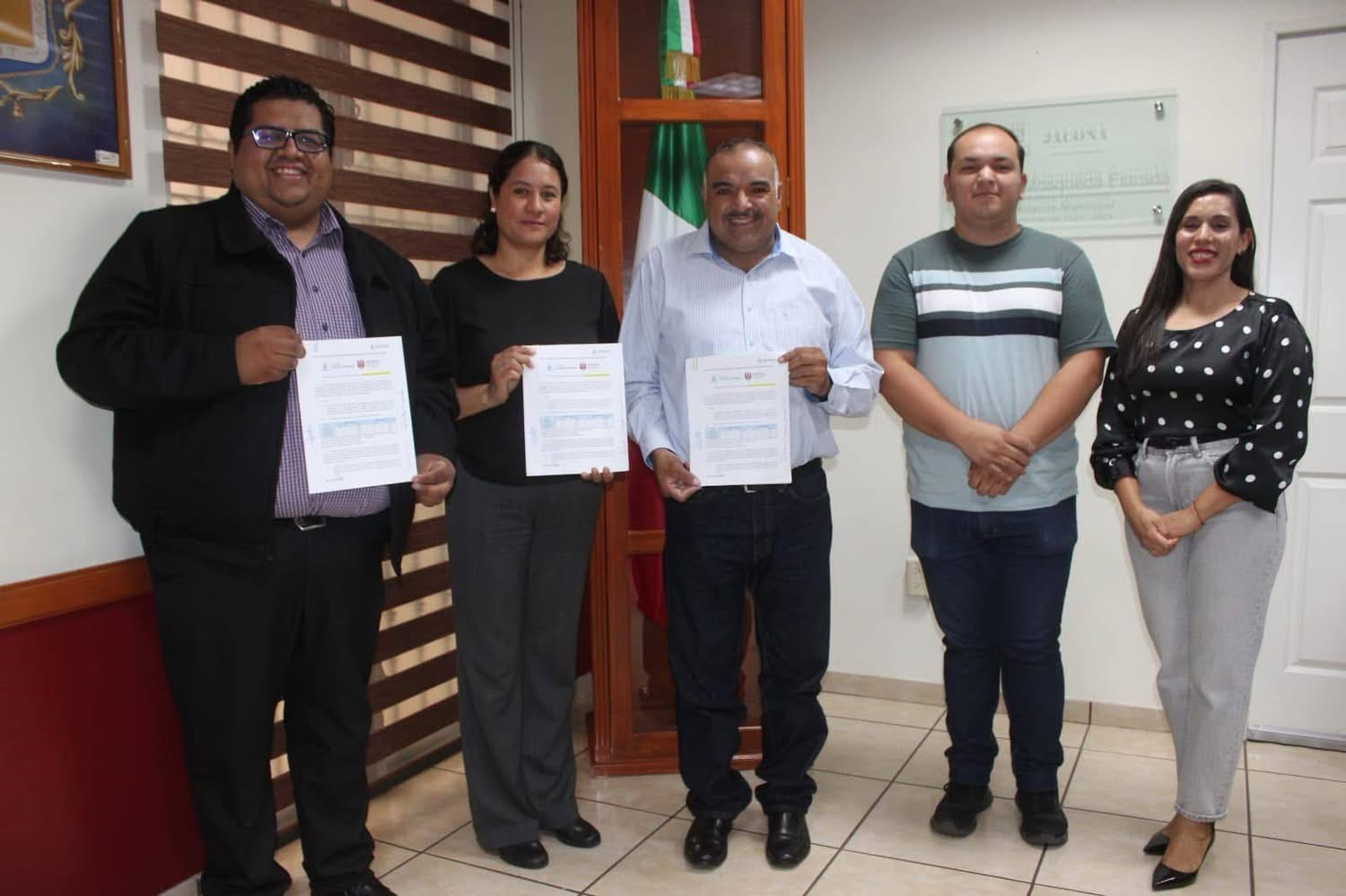 Isidoro Mosqueda firma convenio con el Colegio Jacona