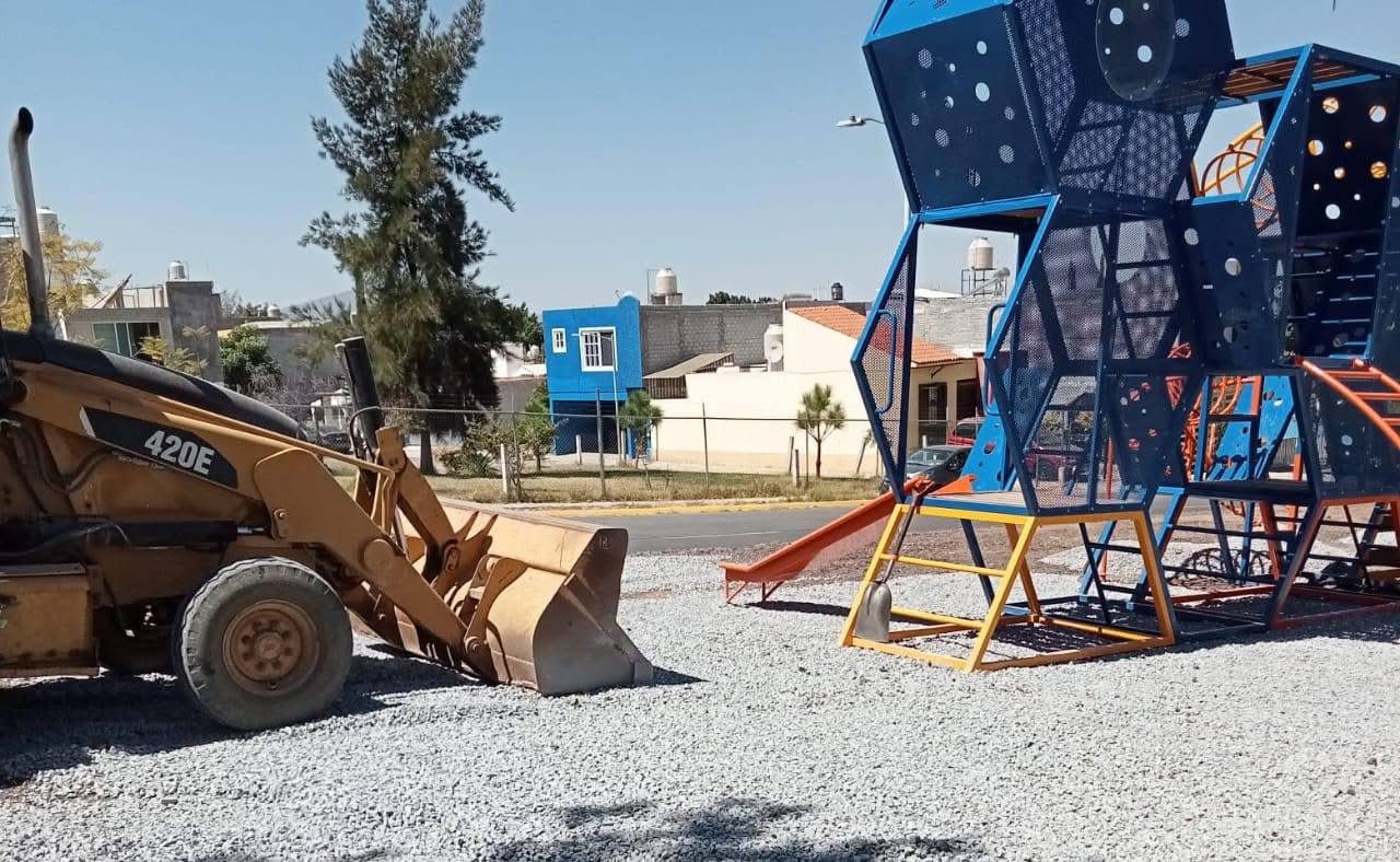 Realizan equipamiento de parque público en Monte Olivo