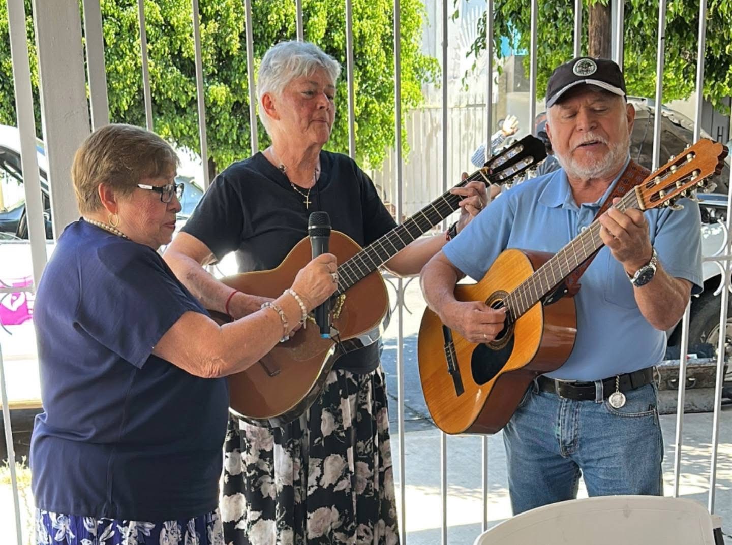 Adultos mayores del DIF Zamora realizan convivio musical